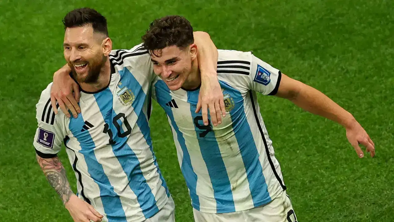 ألفاريز يقود الأرجنتين إلى نصف النهائي... وبيلينغهام يمنح إنكلترا موعدًا مع التانغو