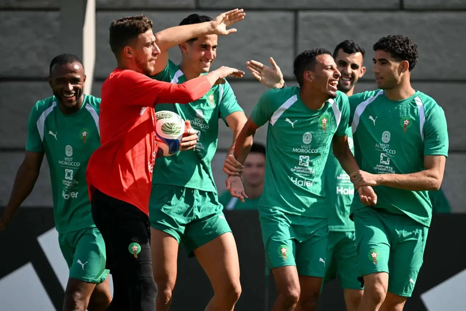 المغرب يتحدّى البرازيل في قمة نارية: صراع تكتيكي لتحقيق انطلاقة مثالية